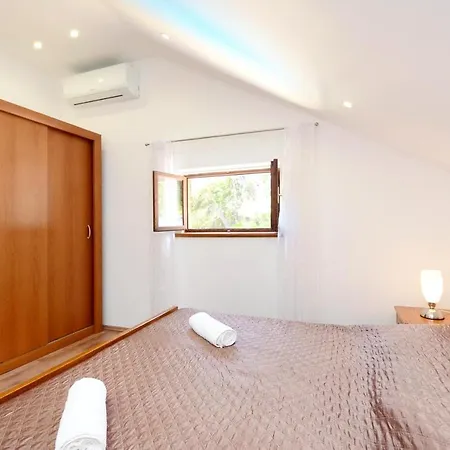 Дом отдыха Seaside Family Friendly House With A Swimming Pool Brna - Vinacac, Korcula - 9266