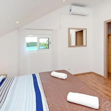 Seaside Family Friendly House With A Swimming Pool Brna - Vinacac, Korcula - 9266 Дом отдыха